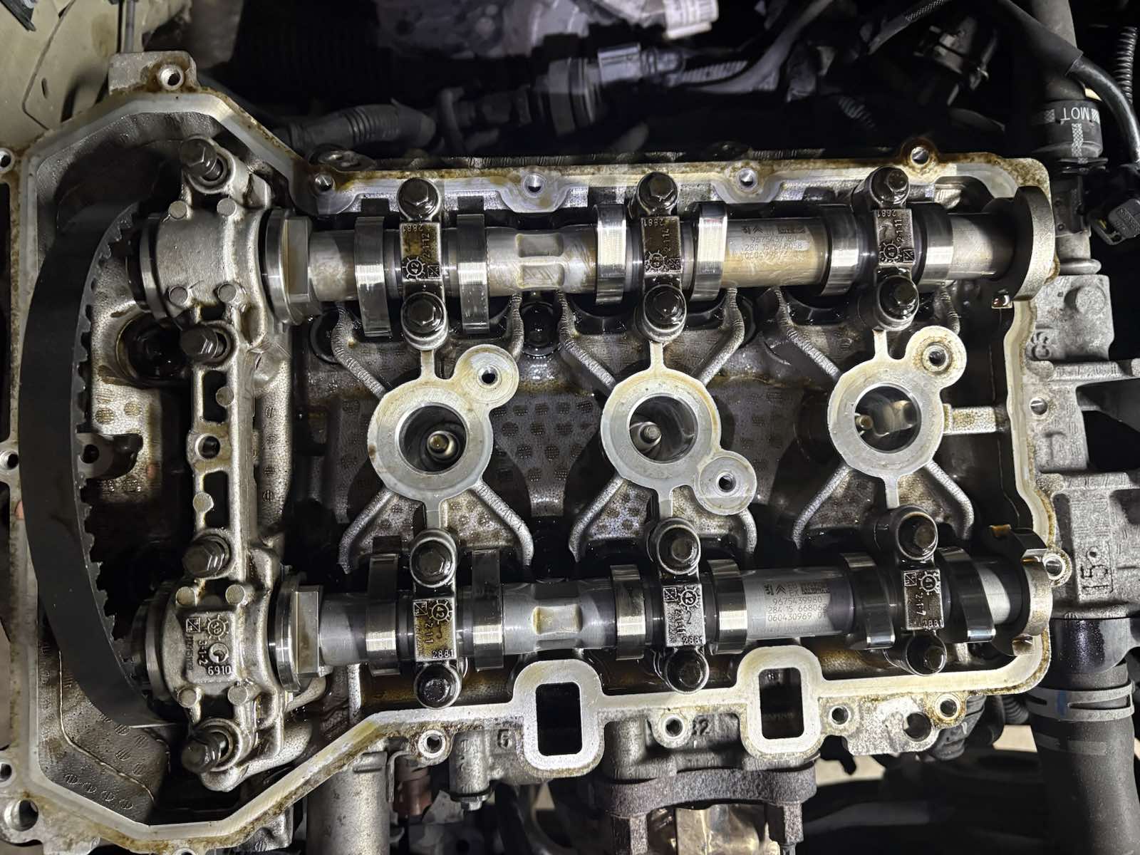 Peugeot 208 1.2 PureTech camshafts during timing belt replacement